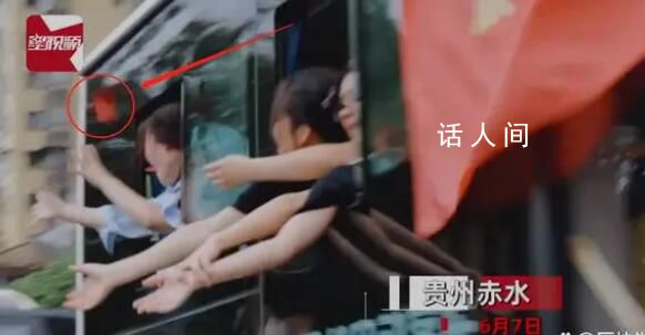婚禮車隊遇送考車隊新郎隔窗發(fā)紅包 為考生們加油打氣