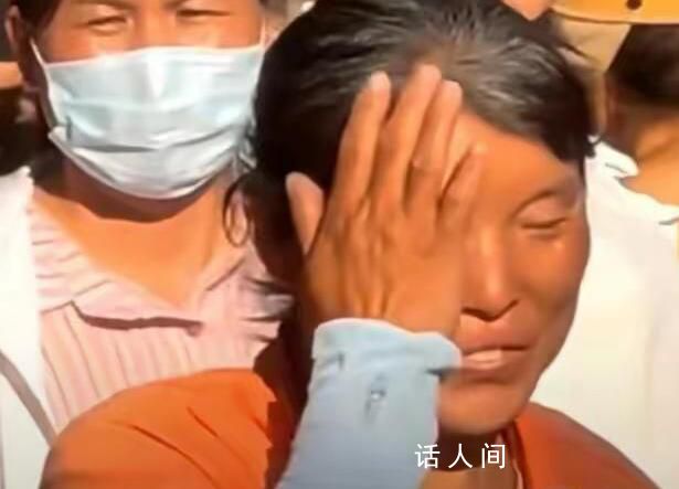 環衛母親與高考后的兒子相擁 為孩子遞上了一瓶礦泉水