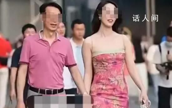 牽手門后太古里街拍依然火爆 目前該街區還在豎著相應的警示牌