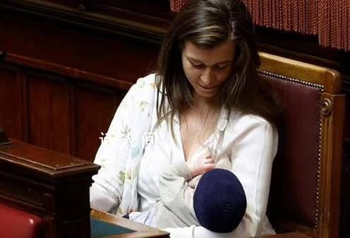 意大利女議員在議會上為嬰兒哺乳 開創羅馬議會先河