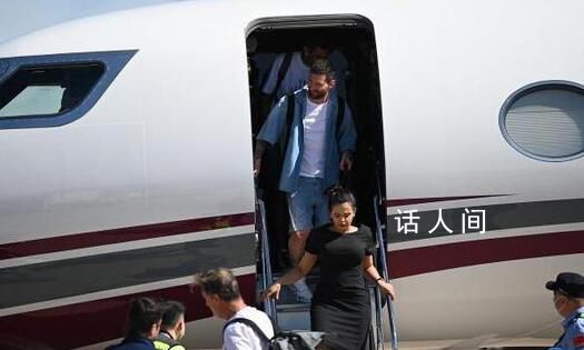 大批球迷在酒店門口等候梅西 引發關注