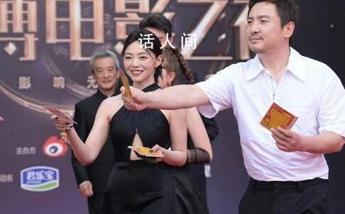 沈騰在紅毯發彩票 引得現場觀眾紛紛爆笑