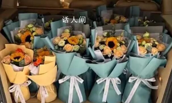 大學生在高考考點賣花反虧千元 本來想賣的好點然后賣的不好