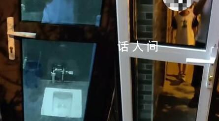山西一公園廁所裝透明門(mén)正對(duì)蹲位 工作人員：有人已經(jīng)反映過(guò)自己再向領(lǐng)導(dǎo)匯報(bào)一下
