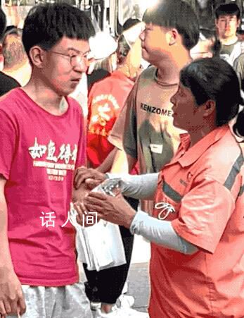 河北地質大學溫暖回應環衛工人兒子