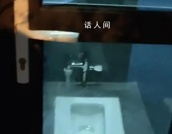 山西透明門公廁已使用約5個月 從里面可以看到外面從外面也能看到里面
