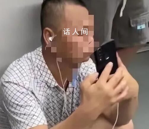 大叔手機里地鐵車廂照系過去拍攝 他搭地鐵很少搭他就拍地鐵人多