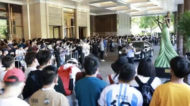 球迷太瘋狂 梅西只能“宅”在酒店