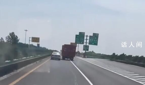 貨車高速上連續瘋狂別車被撞停 司機逃下高速隨后被警方抓獲