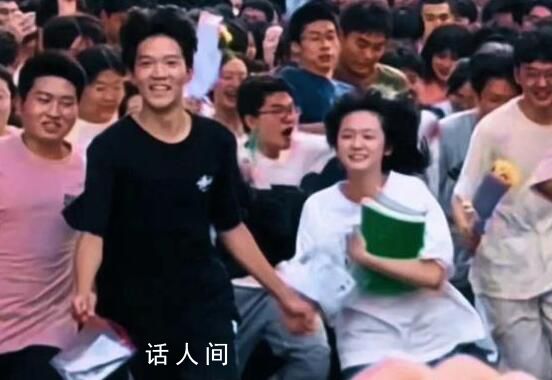 高考結束情侶牽手沖出考場 學生時期的戀愛單純又美好