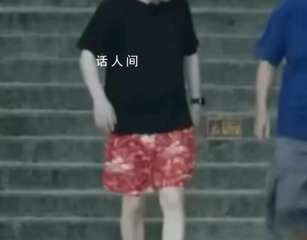 余華回應海邊花褲衩穿搭 這大概是一種生活的氛圍感吧