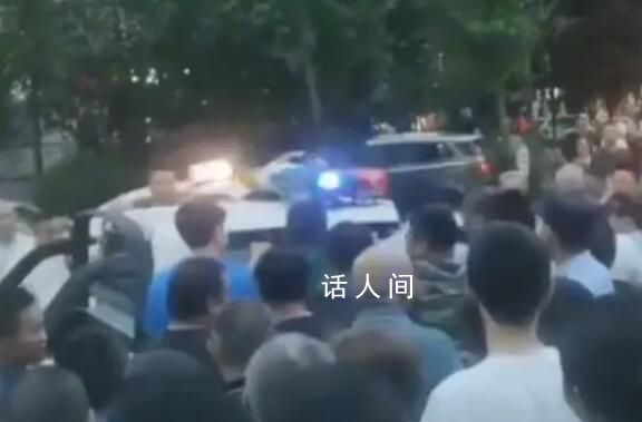 多城管疑打攤販被圍堵 公安局長喊話