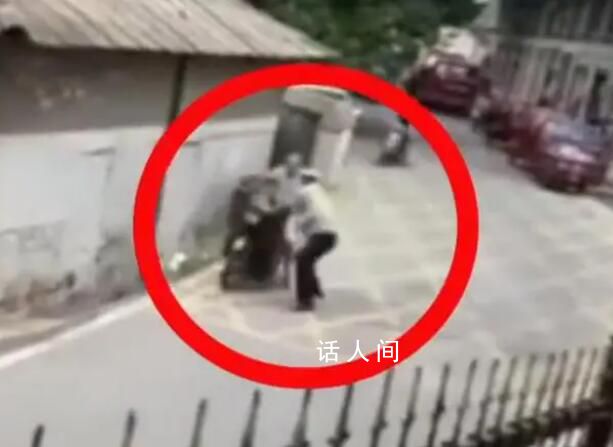 輔警將沖卡男子推下斜坡被辭退 已介入調查此事