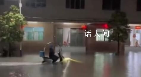 廣東暴雨積水成河 有人屋內釣魚