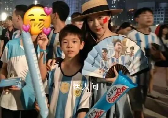 霍思燕帶嗯哼看梅西比賽 母子似復制粘貼簡直一模一樣