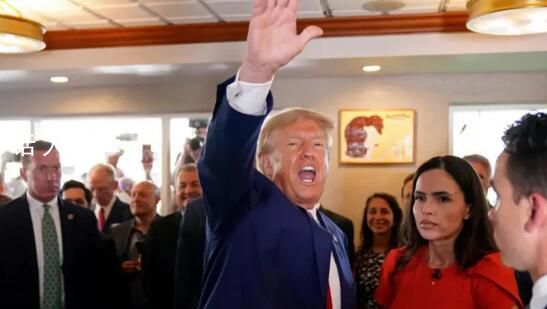 特朗普說請支持者吃飯卻沒買單 外媒：大家還為你唱了《生日快樂》