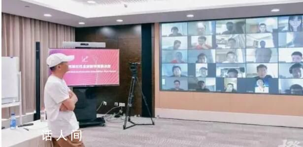 馬云現(xiàn)身杭州圍觀數(shù)學(xué)競賽 大賽會(huì)不斷創(chuàng)新給熱愛數(shù)學(xué)的人們帶來新的樂趣