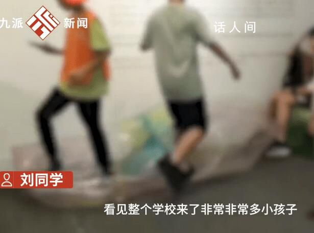 畢業(yè)生美術(shù)展遭熊孩子踩踏 熊孩子們在展出作品上肆意玩耍