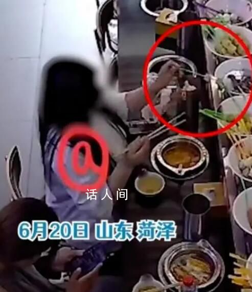 女子吃轉(zhuǎn)轉(zhuǎn)火鍋取一半再放回餐盤(pán) 錢(qián)不多但不道德