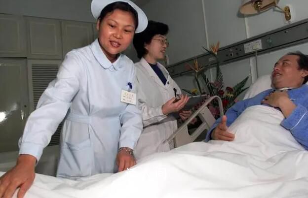 女子喊3遍拔針護士打游戲不理會 對病人的需求置若罔聞