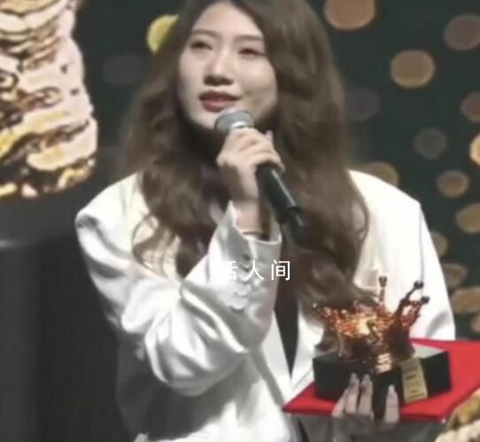 青島電影學院回應女生“棄獎” 不會處分