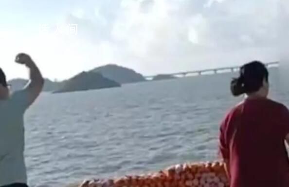 3人往海里扔100多個(gè)粽子 在網(wǎng)上引起了廣泛的討論和評(píng)判