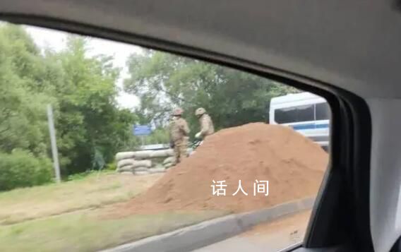 俄軍在莫斯科市郊架設機槍陣地 俄軍正在莫斯科市郊挖戰壕