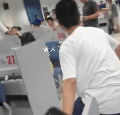 男生得知好友僅609分后瞬間彈起 一臉不可置信地迅速跑了過去