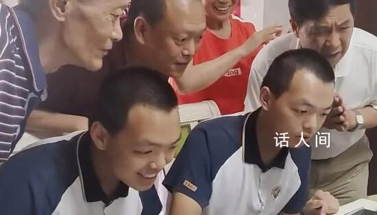 同校同班雙胞胎高考同獲688分 都想在未來致力于工程機械建設