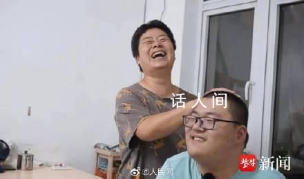 僅2根手指能寫(xiě)字的男孩高考632分 夢(mèng)想當(dāng)一名老師