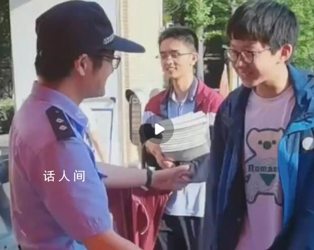 和輔警爸爸擁抱的他考了701分 準備報考北大物理專業