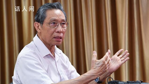 鐘南山與學生合照時意外被親 體會到了廣醫(yī)同學對老師對母校的熱愛