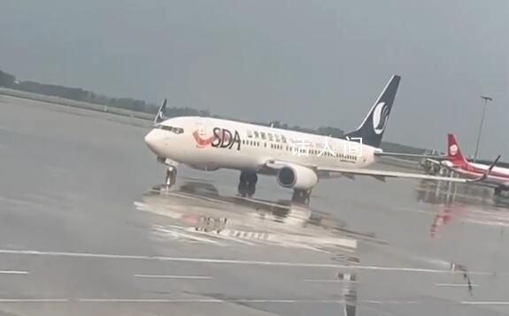 女子航班延誤卻見山航冒雨起飛 網友：藝高人膽大