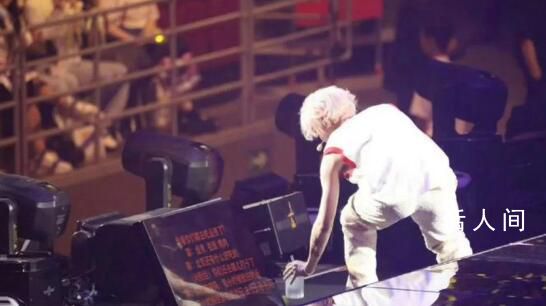 鹿晗演唱會社恐版提詞器 網(wǎng)友直呼好可愛