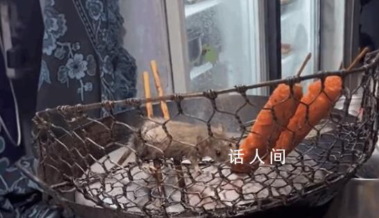 炸串店老鼠啃食香腸被網友拍下 老鼠主打一個明目張膽隨心所欲