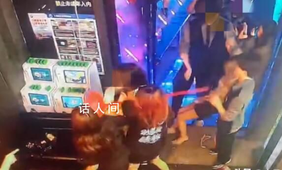 4女子酒吧遭3男子騷擾雙方大打出手 現(xiàn)場有多名顧客圍觀