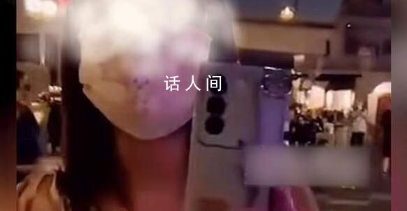 男子街邊吸煙被陌生女子扔水瓶 稱男子吸煙影響到她的健康