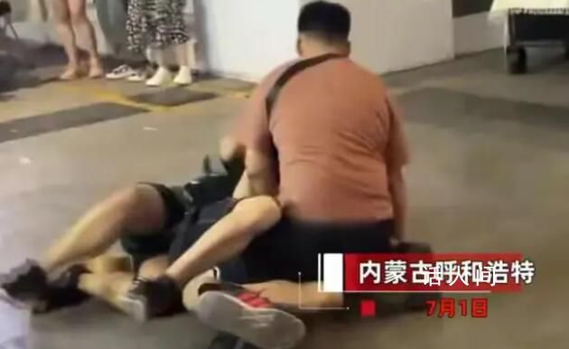 男子偷拍裙底被按倒 路人稱(chēng)不至于