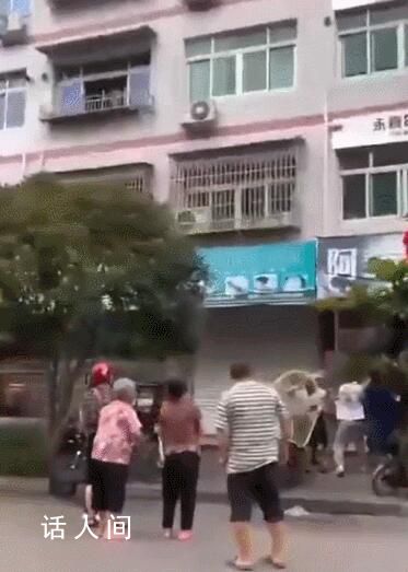 女子火災中扔下嬰兒被路人合力接住 引起了網友的共鳴