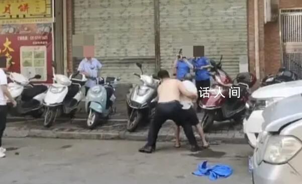 廣西一城管將小販抱起扔倒在地 已被停職