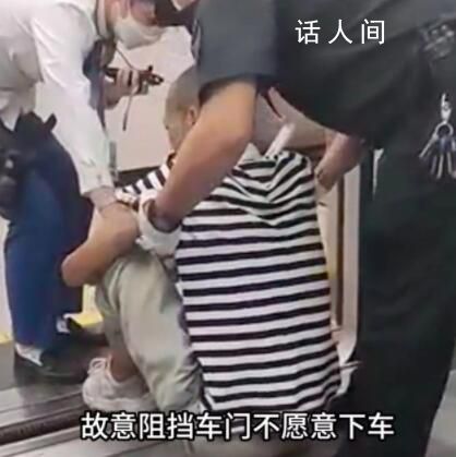男子坐地鐵車廂門口阻擋關門 目前已及時進行現場處理