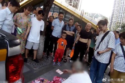 老人街頭散錢66萬無人要 反倒熱心地幫老人把錢撿起來