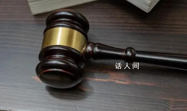車被石頭棍子猛砸后車主掉頭撞去 這一幕令人震驚