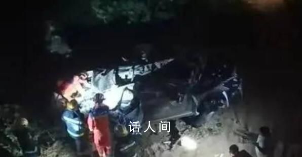 鄭州暴雨 一轎車飛下高架橋 目前事故原因在調查處理中