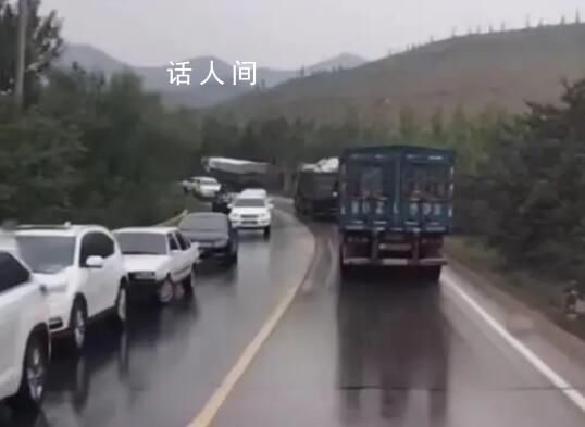 山西一中巴車側(cè)翻致4死6傷 目前6名傷者均已及時(shí)送至縣人民醫(yī)院進(jìn)行診治