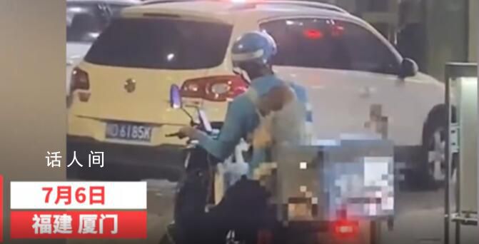 騎手捂住寶寶耳朵進(jìn)KTV送餐 看到一外賣小哥背著嬰兒送餐很受觸動(dòng)