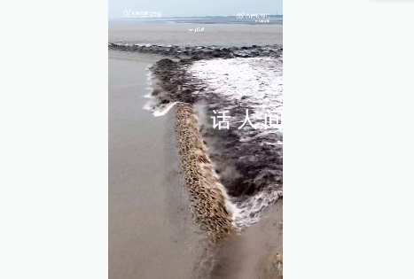 錢塘江現滾筒潮 江面仿佛滾筒