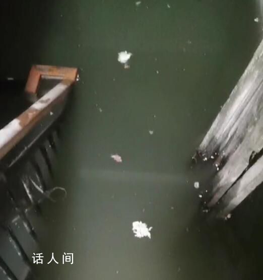 爛尾樓電梯墜落 一家四口險被淹