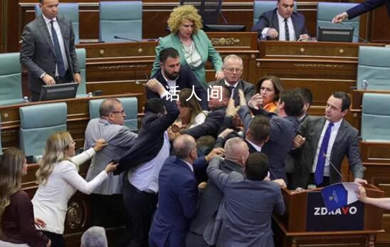 科索沃議會爆發(fā)大規(guī)模斗毆 阿爾賓·庫爾蒂在議會演講時遭反對派議員潑水