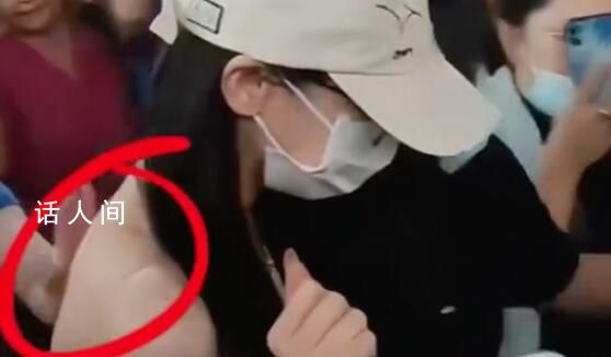 迪麗熱巴被路人摸后背 網傳的女生年紀比較小所以不想多做責備